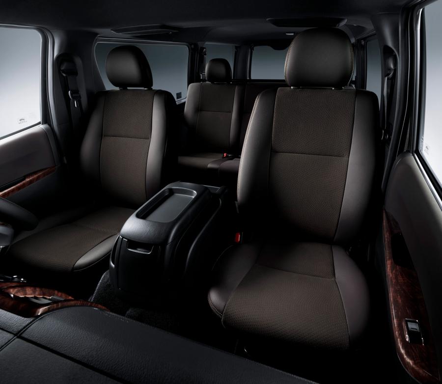 Интерьер Toyota HiAce Combi 50th Anniversary Limited 2018 года  (JP) (фото 3 из 3)